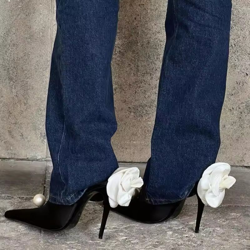 MAGDA - Mule mit Absatz und Statement Blume mit Perlenverzierung
